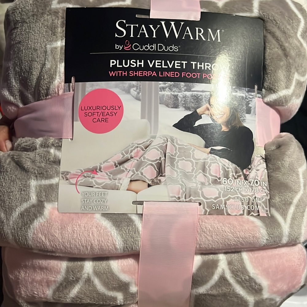 StayWarm Plush Velvet Throw with Sherpa lined foot pocket